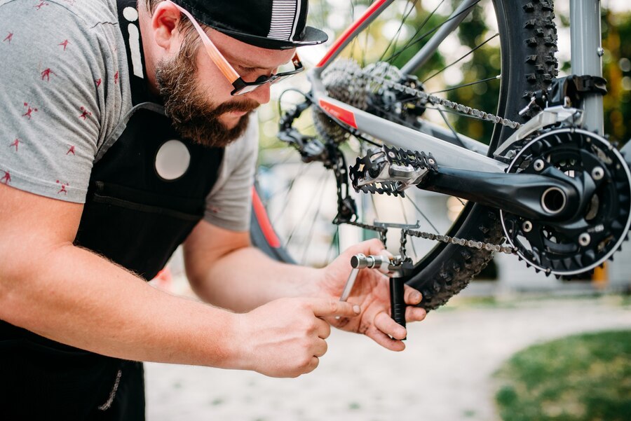 how to tighten a bike chain